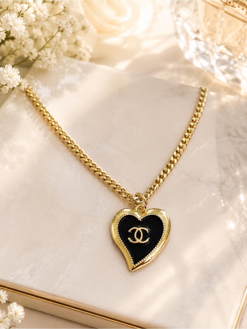 🖤 Gold-Tone Black Heart Pendant Curb Chain Necklace